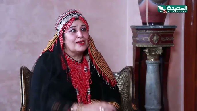 حقيقة وفاة تقية الطويليه من هي وكم عمرها 1 في خبر مفجع لعشاق الفن الشعبي اليمني، أُعلن يوم الإثنين 9 يونيو/حزيران 2025 وفاة الفنانة اليمنية رائدة اللون الصنعاني والملقبة بـ«ملكة الغناء النسائي اليمني»، تقية الطويلية، عن عمر ناهز 77 عاماً، بعد صراع مع المرض في إحدى مشافي العاصمة صنعا. من هي الفنانة تقية الطويلية؟ ولدت تقية الطويلية في مدينة صنعاء، وتنتمي إلى جيل الروّاد الذين تحدّوا التقاليد ليشقّوا طريقهم في عالم الغناء الشعبي اليمني. عُرفت بصوتها القوي الذي ارتقى بالأغاني الفلكلورية الصنعانية إلى مواقع متقدمة، وأسهمت في إثراء التراث الفني بتسجيلها عشرات الأناشيد الوطنية والعاطفية. اعتُبِرت من أوائل الفنانات اليمنيات اللاتي قدمن فن المرأة بصورة جريئة، وغنّت في جلسات نسائية خاصة قبل قيام ثورة 26 سبتمبر 1962 م، قبل أن تنتشر شهرتها ويُسجل لها موروث فني يستمر تأثيره حتى اليوم. كم عمر تقية الطويلية؟ توفيت الراحلة عن عمر ناهز 77 عاماً، وهو ما يعكس مدى طول مسيرتها وحضورها المستمر في المشهد الفني اليمني لأكثر من خمسة عقود. ما سبب وفاة تقية الطويلية؟ واجهت تقية الطويلية خلال الفترة الماضية مضاعفات مرضية استدعت نقلها إلى أحد مستشفيات صنعاء، حيث وافتها المنية بعد صراع مع المرض صباح يوم الإثنين 9 يونيو 2025. مسيرتها الفنية وإنجازاتها بدايات مبكرة: بدأت بالغناء في محافل نسائية خاصة قبل الثورة، وهو ما منحها خبرة فريدة في اللون الصنعاني. التعاون مع رواد الموسيقى: غنّت مع علي عبد الله السمه وحمود الحارثي، اللذين لحنا أولى أعمالها، كما سجلت مع أسماء لامعة مثل علي بن علي الآنسي وأحمد السنيدار وأحمد فتحي. ألبومات وأغاني: أصدرت 21 ألبوماً، ضمت أغاني تراثية ووطنية، نجحت في إبرازها بروح جديدة دون المساس بأصالتها. إرث وطني: ساهمت بإحياء الأغنية الوطنية التي أثرت المكتبة اليمنية بمضامين وطنية واجتماعية. ردود الأفعال على وفاتها عبر ناشطون ومحبّون عن حزنهم على مواقع التواصل؛ فقد غردت قناة “يمن شباب الفضائية”: «ودعت الساحة اليمنية اليوم الفنانة تقية الطويلية … الله يرحمها ويغفر لها»، مؤكدين أنها تركت فجوة كبيرة في الساحة الفنية x.com. إرثها الفني وتأثيرها تركز إرث تقية الطويلية على قدرتها النادرة على مزج الأصالة بالابتكار، حيث تحدّت القيود المجتمعية لتفتح الباب أمام أجيال من الفنانات اليمنيات. وتبقى أغانيها الخالدة بمثابة مرجع أساسي للباحثين عن تاريخ الغناء الشعبي، كما يحتفي بها مهرجان «صنعاء للفنون الشعبية» سنوياً ضمن فعالياته. ar.wikipedia.. في وداع تقية الطويلية، يودع اليمن واحدة من أعظم أصواته النسائية، ويبقى صوتها النابض بالتراث والوطنية شاهداً على قوة الفن في نقل الهوية والذاكرة. رحمها الله وأسكنها فسيح جناته.