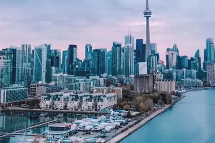 اللجوء الى كندا