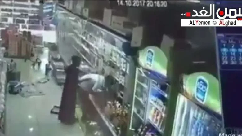 صور فيديو مقيم يمني يضرب شاب سعودي بسبب حركات شاذه صور فيديو مقيم يمني يضرب شاب سعودي بسبب حركات شاذه | alyemenalghad.news