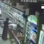 صور فيديو مقيم يمني يضرب شاب سعودي بسبب حركات شاذه