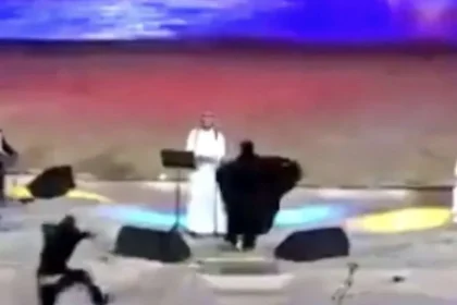 صور فتاة عكاظ تقتحم مسرح سوق عكاظ وتقبل ماجد المهندس