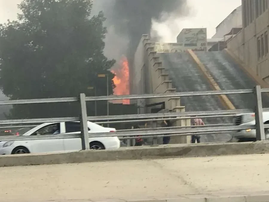 صور حريق بالقرب من الصيرفي مول في جدة بدون التعرف على سبب الحريق