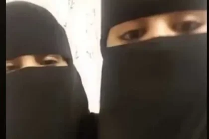 موظفه سعوديه تتعرى أمام الكاميرا وتخلع ملابسها اثناء التصوير