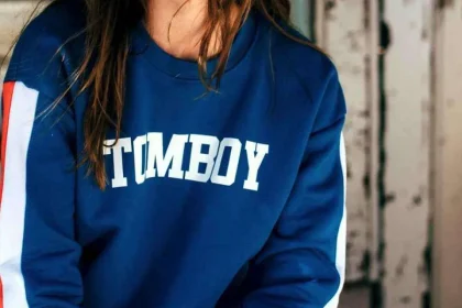 فتاة تتشبه بالشباب معنى تومبوي