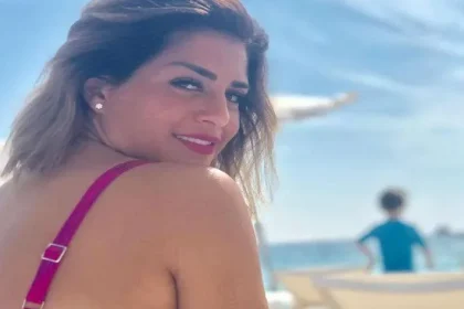 منه فضالي تظهر بشكل مفاجئ يثير الجدل