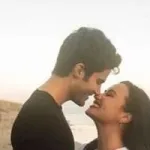 تعلن ديمي لوفاتو عن خطوبتها للممثل ماكس أريش وتلتقط صورًا رومانسية