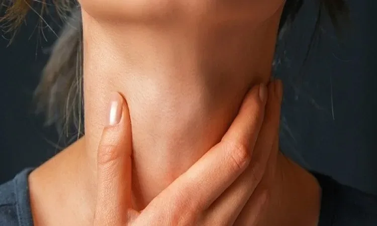 أشعر بشيء عالق في حلقي يشبه البلغم ولكنه لا يخرج