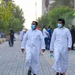 تفاصيل إعادة فرض ارتداء الكمامة والتباعد في السعودية