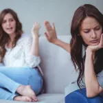 تفسير رؤية خصمك في المنام يدخل المنزل