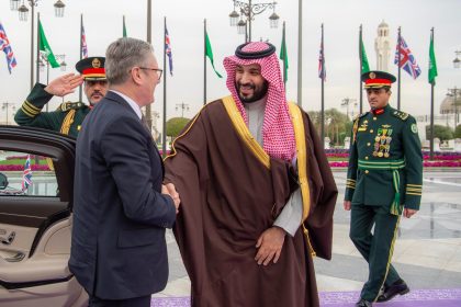 ولي العهد السعودي الأمير محمد بن سلمان يستقبل رئيس الوزراء البريطاني في قصر اليمامة بالرياض