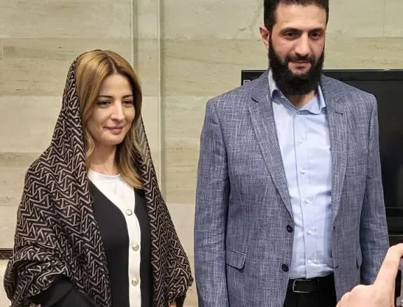 من هي زوجة أحمد الشرع هل هو متزوج وكم عمره صور من هي زوجة أحمد الشرع هل هو متزوج وكم عمره