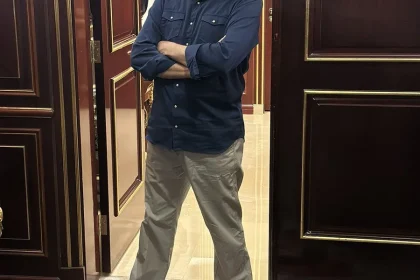 باسم ياخور عاش مُتوهما ان الحياة تمثيلية بطلها بشار و السيناريو سيكون كما يريده ماهر الأسد لكنه فجأة وجده أن ابطاله المُتوَهمين قد تم دعسهم من قِبل الأبطال الحقيقيين وتم رميهم إلى مزبلة التاريخ .. و أنَّ كُل الهَرْج الذي كان يُقدمه مقابل فُتات كان يحصل عليه انكفأ على رأسه