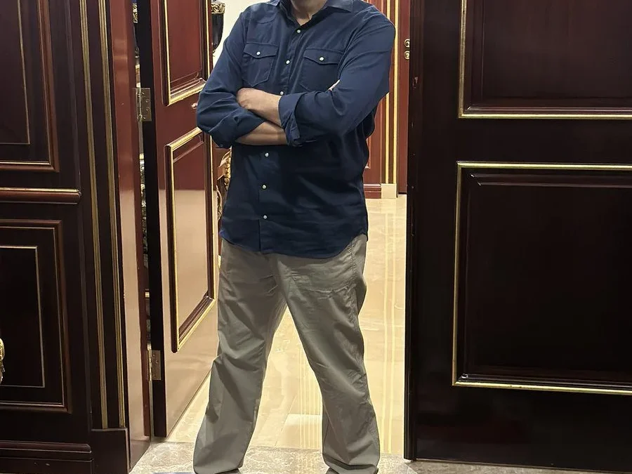 باسم ياخور عاش مُتوهما ان الحياة تمثيلية بطلها بشار و السيناريو سيكون كما يريده ماهر الأسد لكنه فجأة وجده أن ابطاله المُتوَهمين قد تم دعسهم من قِبل الأبطال الحقيقيين وتم رميهم إلى مزبلة التاريخ .. و أنَّ كُل الهَرْج الذي كان يُقدمه مقابل فُتات كان يحصل عليه انكفأ على رأسه