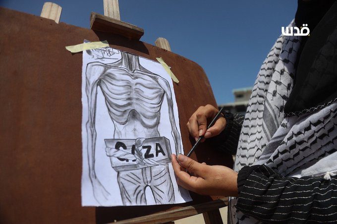 رغدة شيخ العيد فنانة فلسطينية ترسم من رماد الحطب وجع غزة رغدة شيخ العيد