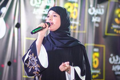 ماريا قحطان تتبرع بكراسٍ