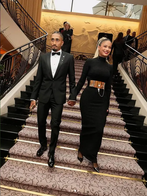 من هي زوجة رافينيا؟ معلومات كاملة